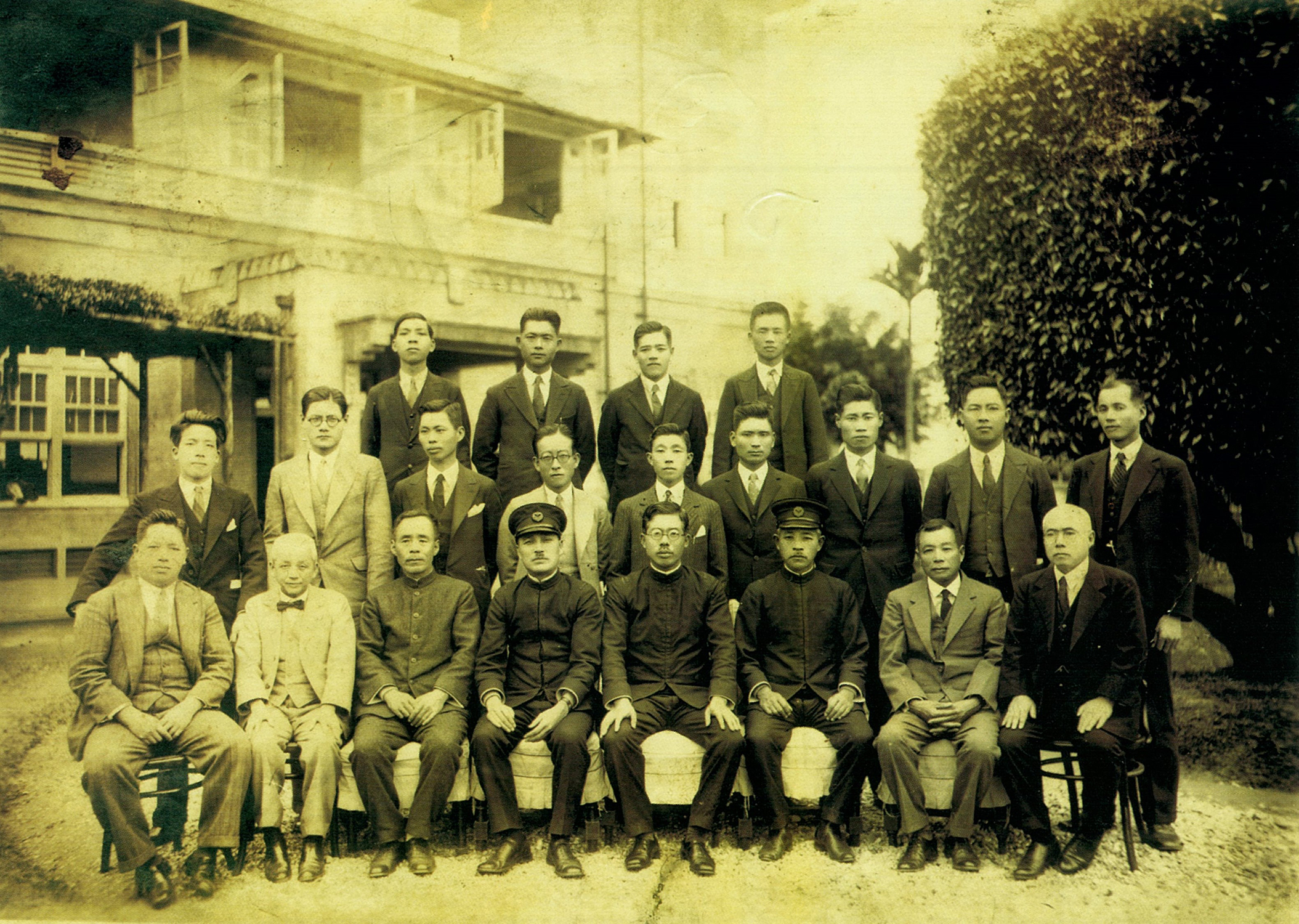 昭和八年二月專賣局於花蓮港支局臺北支部從業員視察團一行